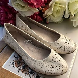 Croft & Barrow Ortholite Cream Flats. Like new